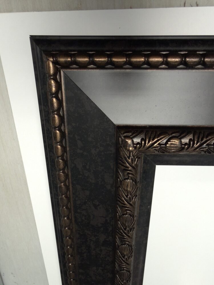 Detalle de marco negro ornamentado