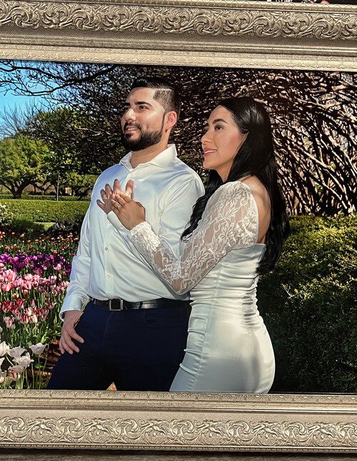 Canvas de pareja en jardín con marco plateado