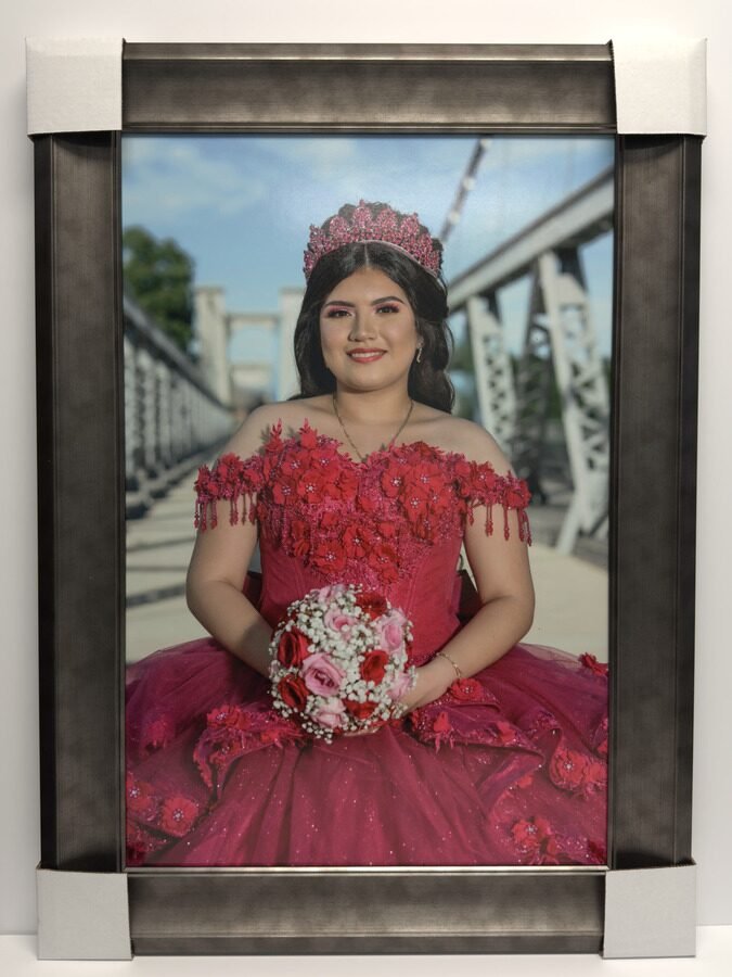 Canvas de quinceañera en marco plateado ornamentado