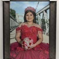 Quinceañera con su canvas terminado
